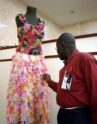 Chiếc váy từ bao cao su này trông thật rực rỡ và mềm mại. Một thợ may ở New York đã nghĩ ra một ý tưởng độc đáo nhân kỷ niệm Ngày AIDS Thế giới bằng cách tạo ra một chiếc váy cưới làm bằng bao cao su nhiều màu sắc. Chính xác là 12.500 bao cao su màu đã được khâu lại với nhau để làm thành chiếc váy cưới có một không hai này